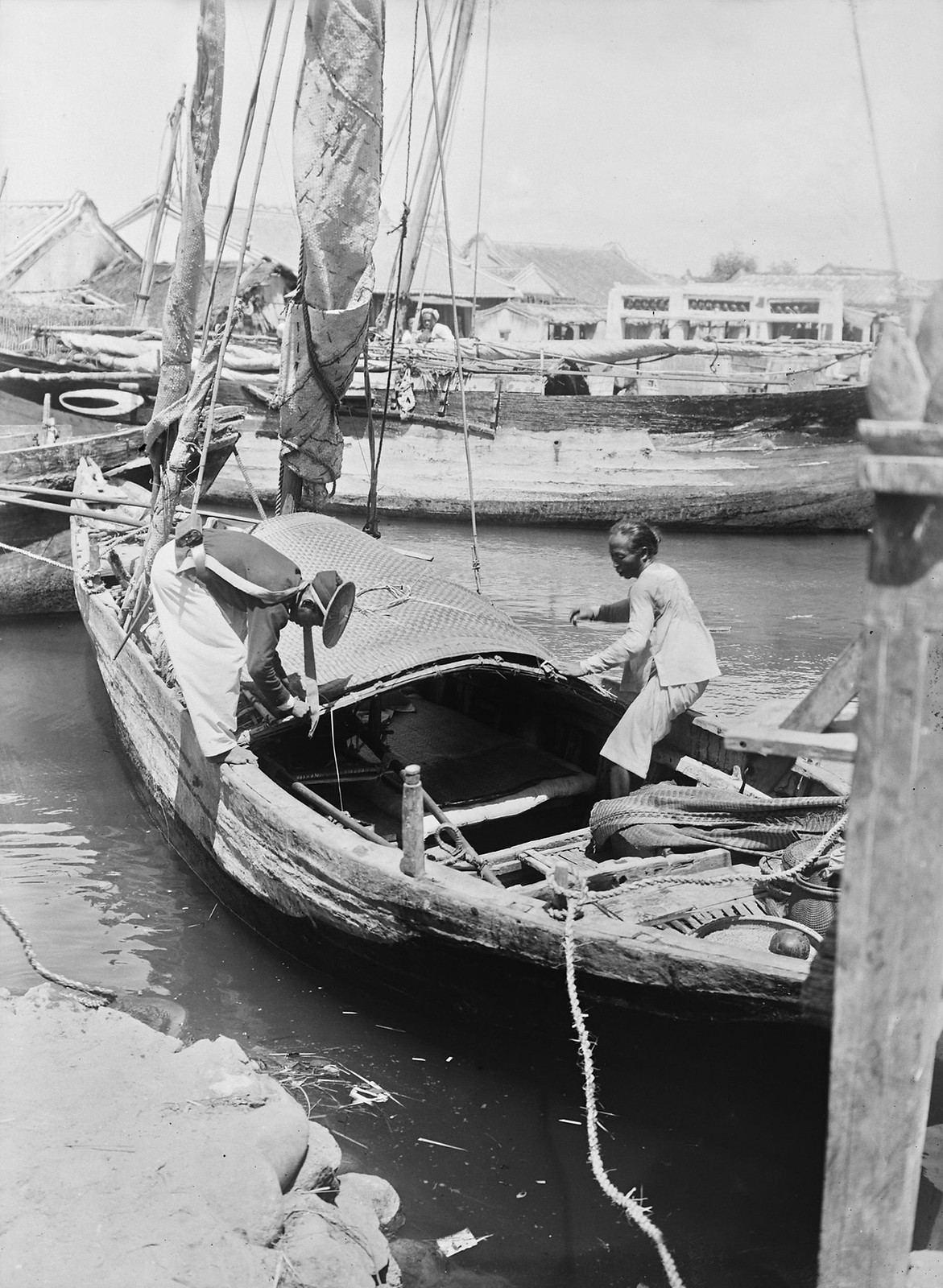 Người dân địa phương trên một con thuyền.