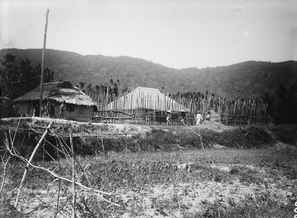 Trạm Hòa Sơn ở chân đèo, phía Bắc đèo Cả.