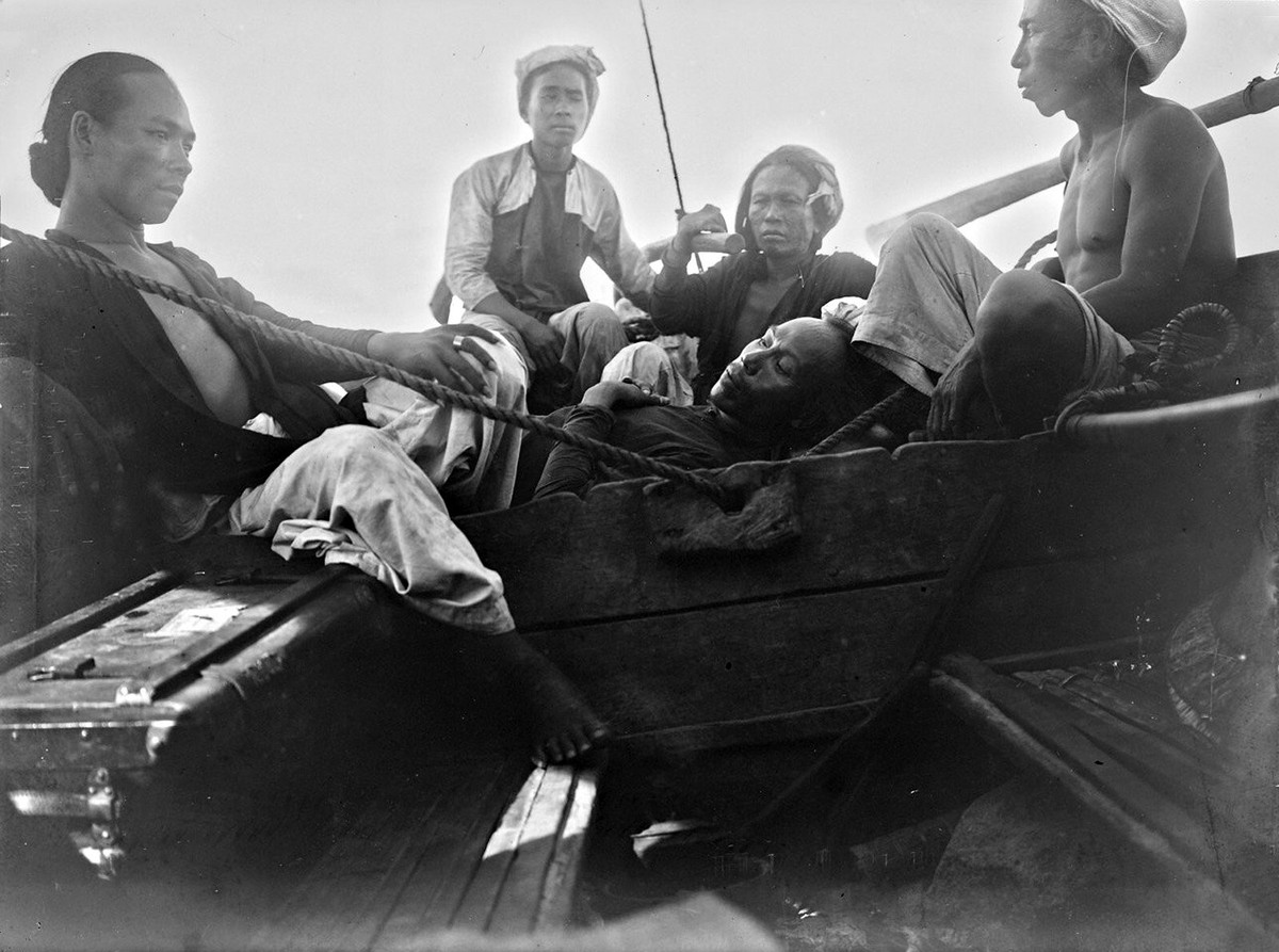 Các nam giới địa phương trên chiếc thuyền buồm đi Vũng Tàu.