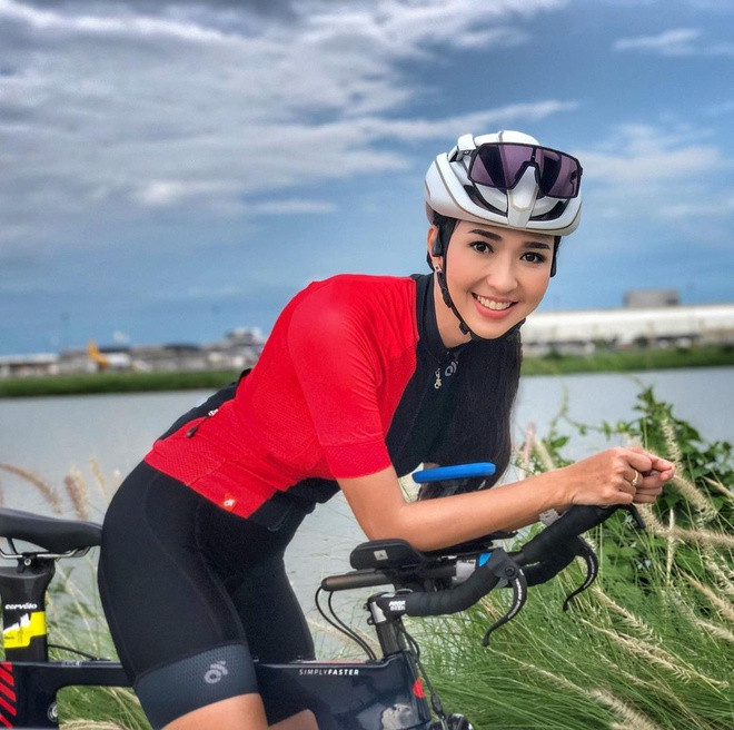 Bong hong cua lang dua xe dap tung mac chung veo cot song-Hinh-2