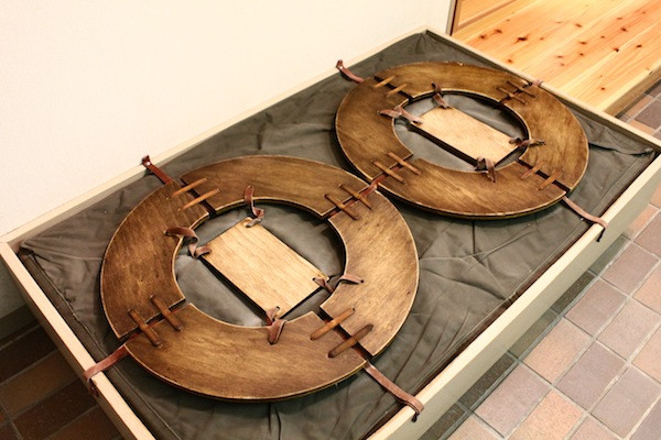 Khác với những cái phao mà mọi người dùng ngày nay, Mizugumo được thiết kế đặc biệt. Chỗ mà mọi người lầm tưởng dùng để “xỏ dép” thực chất là chỗ để ngồi.