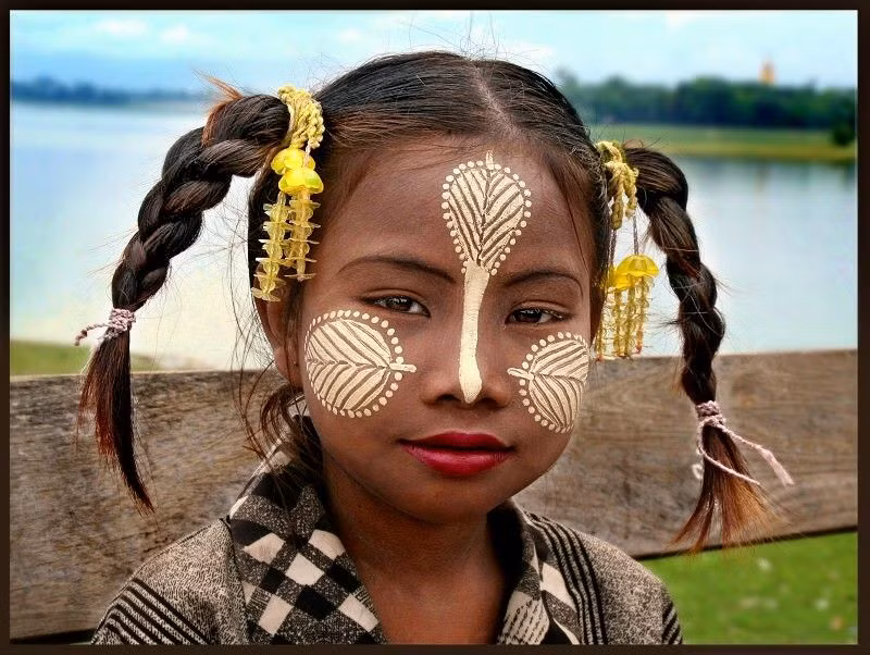 Phấn thanaka có tác dụng ngăn da mặt không bị ánh nắng làm tổn thương, xóa đi các nhược điểm của làn da như tàn nhang, mụn, trứng cá..., được người Myanmar sử dụng hằng ngày như một sản phẩm làm đẹp hiệu quả và kinh tế.