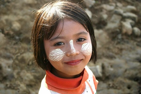 Người Myanmar sử dụng phấn thanakha bôi lên những phần da mặt có thể tiếp xúc với ánh nắng mặt trời như má, mũi và cả tai. Có thể dùng phấn để tạo thành những họa tiết đẹp mắt trên khuôn mặt. Ngoài ra họ cũng bôi thanaka lên cả mu bàn tay.