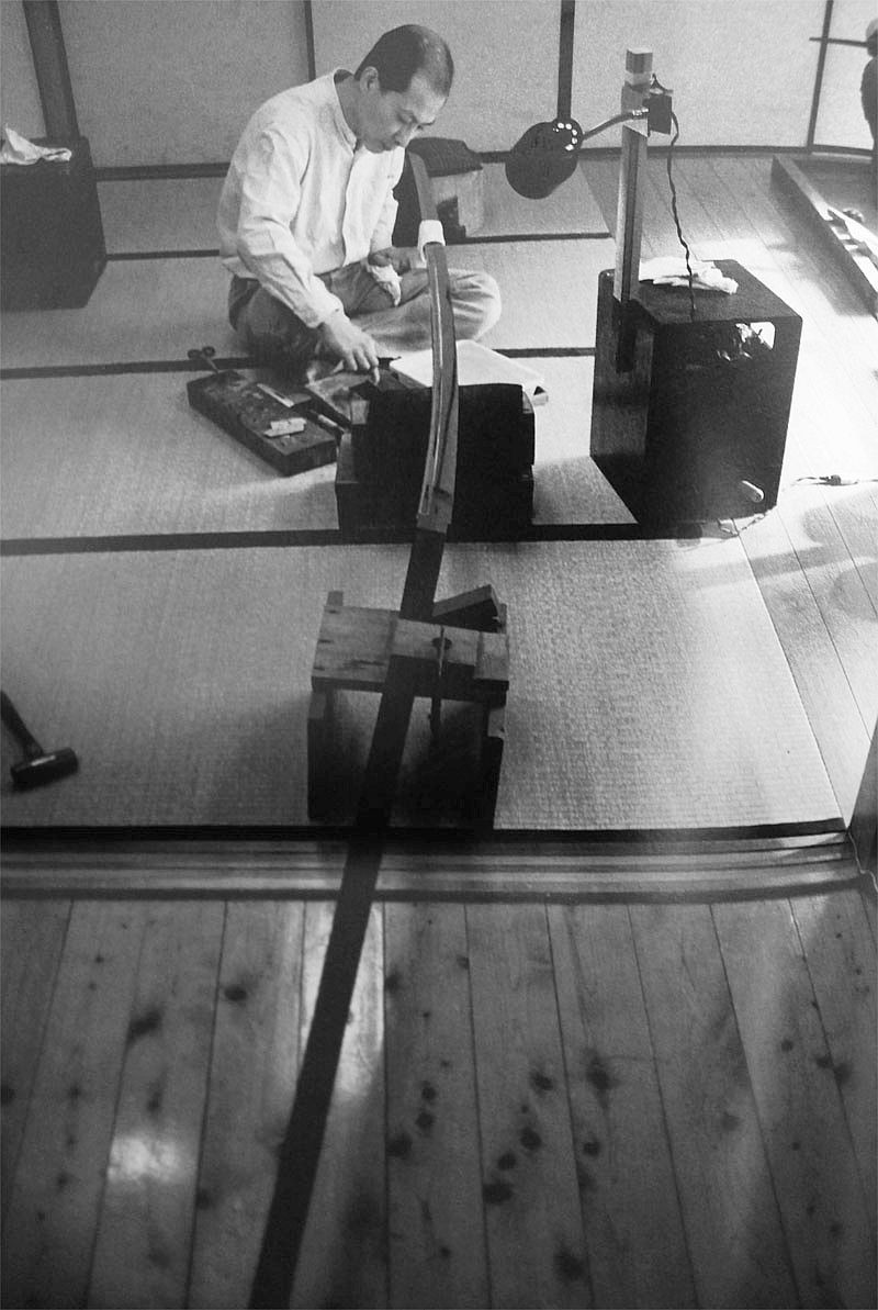 Do quá dài, việc rèn kiếm odachi chỉ dành cho một số người thợ có tay nghề cao, vì rất khó để làm nóng toàn bộ lưỡi kiếm một cách đồng đều khi rèn, cũng như khi ủ hay khi tôi. Vì vậy, odachi có giá thành sản xuất rất cao.