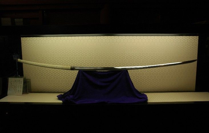 Không chỉ dùng trong chiến đấu, kiếm odachi còn được dùng như một vật để thờ cúng trong đền chùa, hoặc dùng làm lễ trước trận đánh. Ngày nay nhiều đền chùa ở Nhật Bản vẫn gìn giữ kiếm odachi như bảo vật.