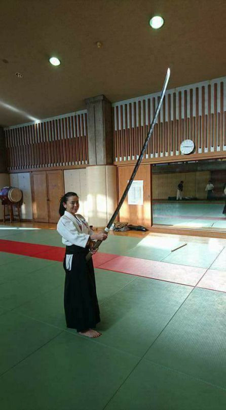 Odachi có cấu tạo và cách sử dụng tương tự các loại kiếm ngắn hơn, chủ yếu dùng để chém hoặc xả theo chiều dọc. Dù vậy, chiều dài bất thường khiến nó hữu dụng hơn khi được các chiến binh sử dụng trên lưng ngựa.