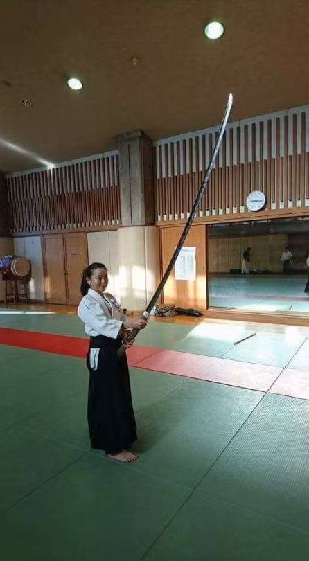 Odachi có cấu tạo và cách sử dụng tương tự các loại kiếm ngắn hơn, chủ yếu dùng để chém hoặc xả theo chiều dọc. Dù vậy, chiều dài bất thường khiến nó hữu dụng hơn khi được các chiến binh sử dụng trên lưng ngựa.