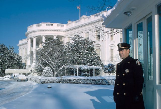Một nhân viên Sở Mật vụ Nhà Trắng làm nhiệm vụ tại chốt gác của mình.