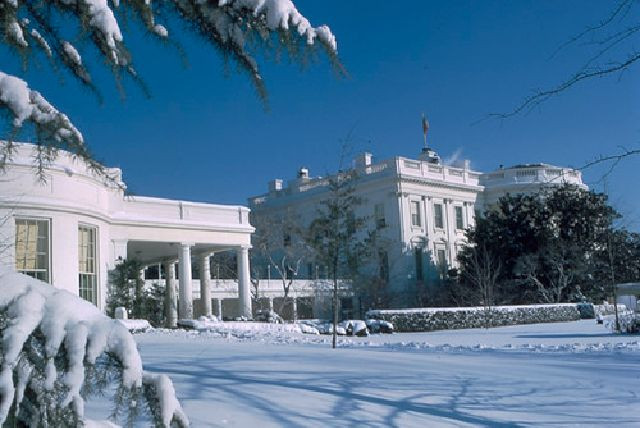 Màu trắng tòa nhà hòa lẫn vào màu trắng của tuyết.