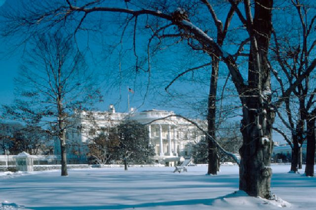 Biển tuyết trắng xóa bao phủ khuôn viên Nhà Trắng, một cảnh tượng hiếm thấy ở Washington D.C.