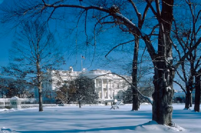 Biển tuyết trắng xóa bao phủ khuôn viên Nhà Trắng, một cảnh tượng hiếm thấy ở Washington D.C.