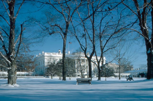 Theo đó, vào tháng 1/1966, một trận bão tuyết rất lớn đã tràn vào thủ đô của nước Mỹ. Trận bão tuyết này tạo nên lớp tuyết dày tới 50 cm, khiến nhiều hoạt động bị đình trệ.