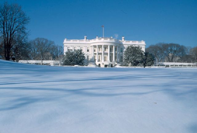 Nhà Trắng trong trận bão tuyết 1966, khung cảnh trắng xóa.