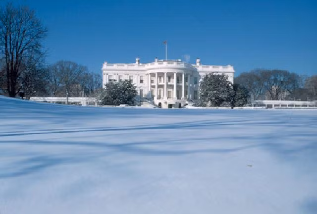 Nhà Trắng trong trận bão tuyết 1966, khung cảnh trắng xóa.