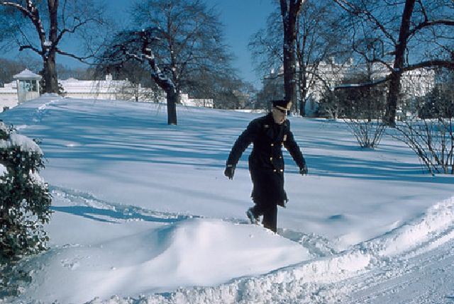 Nhân viên mật vụ băng qua tuyết trên bãi cỏ phía Nam. Lớp tuyết dày khiến việc đi lại rất khó khăn.