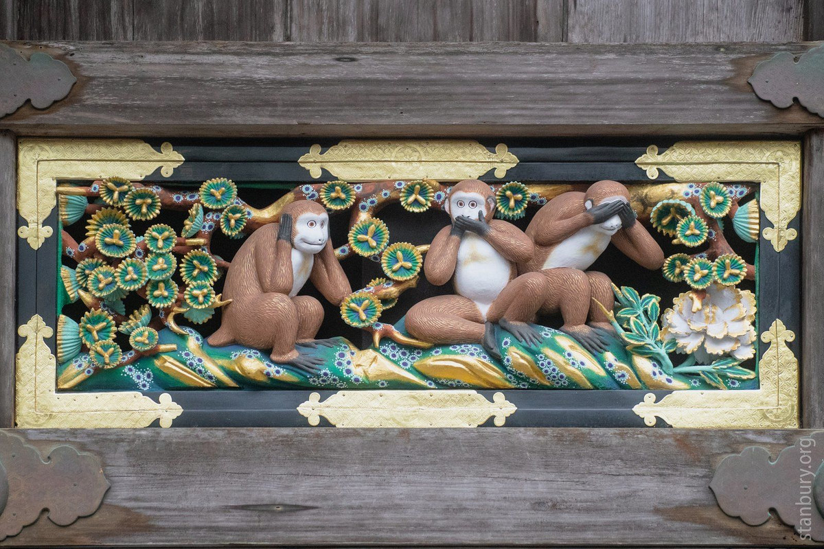 Tại Nhật Bản, trong đền Toshogu ở vùng Nikko còn lưu giữ tám bức điêu khắc cổ, trong đó có tượng ba con khỉ tên là Kikazaru, Mizaru và Iwazaru: bịt tai, bịt mắt và bịt miệng bằng gỗ của nghệ nhân Hidari Jingoro thế kỷ 17.