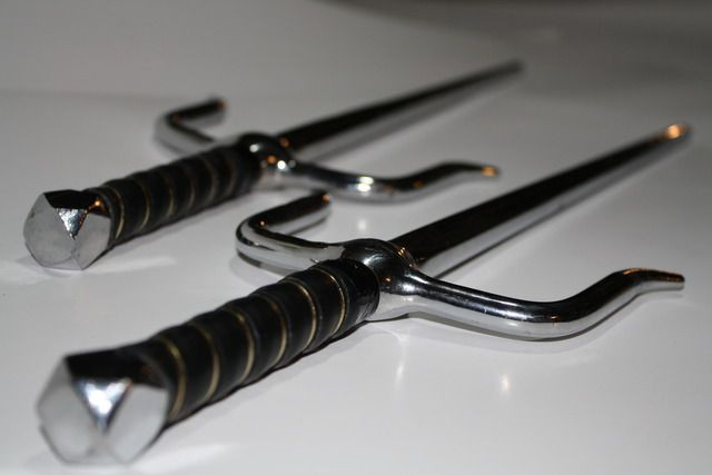 Trong cận chiến, đối phương cũng có thể bị đấm bằng phần cuối của tay cầm khi người sử dụng xoay Sai về phía sau và ra đòn bằng lực cẳng tay. Đây thực sự là một vũ khí rất linh hoạt và có thể được sử dụng theo nhiều cách khác nhau.