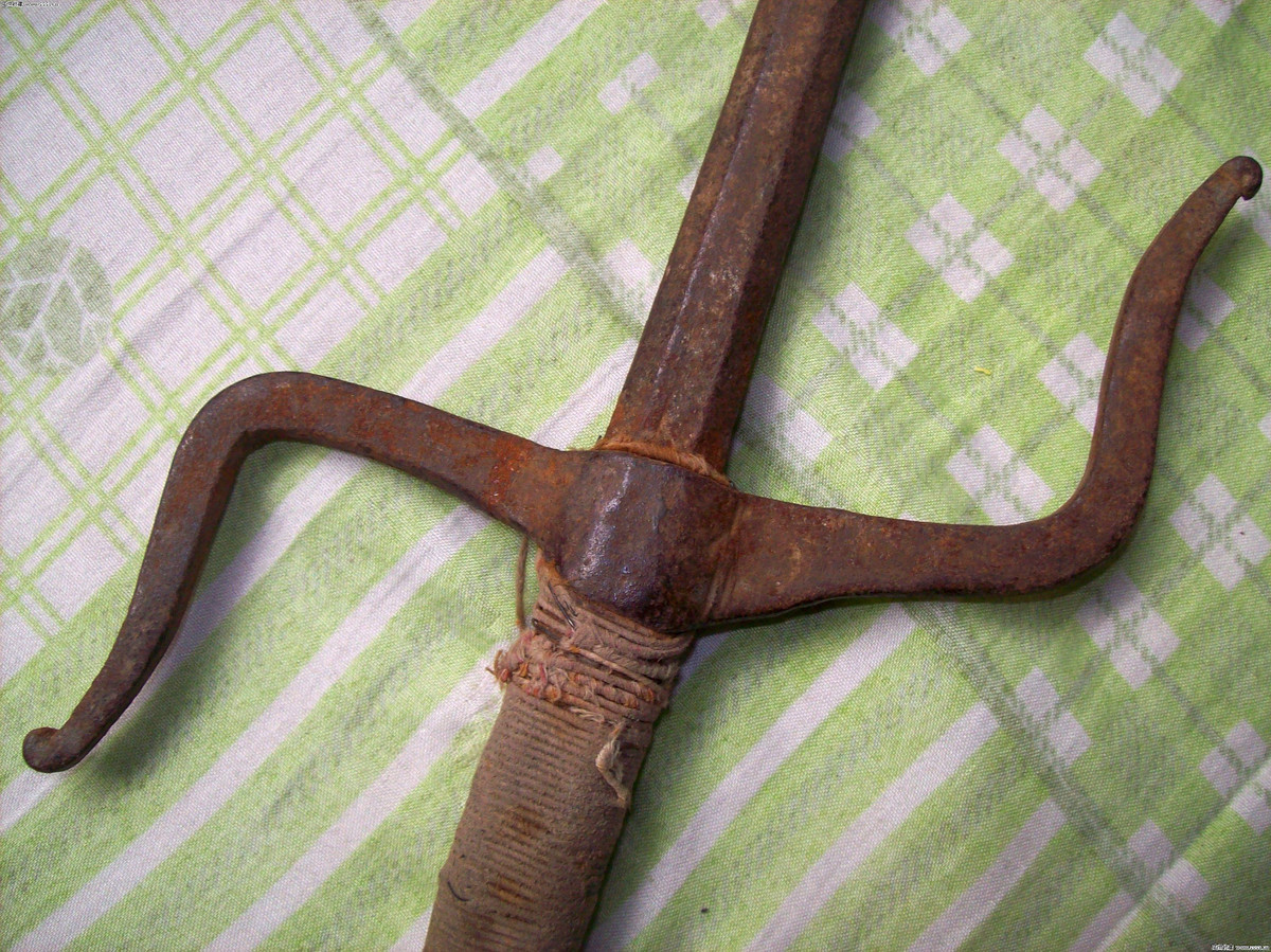 Ngoài kiểu truyền thống, kiếm Sai có các biến thể như “Manji Sai” hoặc “Nunti Sai”, phù hợp với các đòn thế khác nhau.