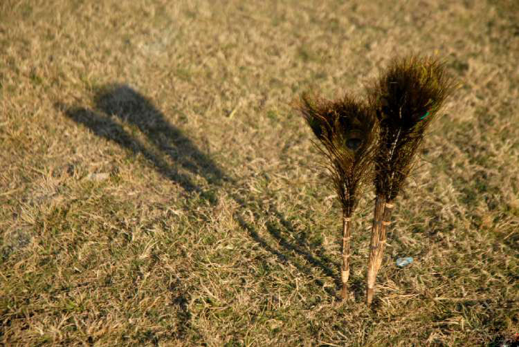 Đây là những chiếc phi tiêu cỡ lớn thường có phần thân làm bằng gỗ, mũi bằng thép, được các chiến binh Meitei xưa kia dùng để ném vào kẻ thù khi chiến đấu trên lưng ngựa.