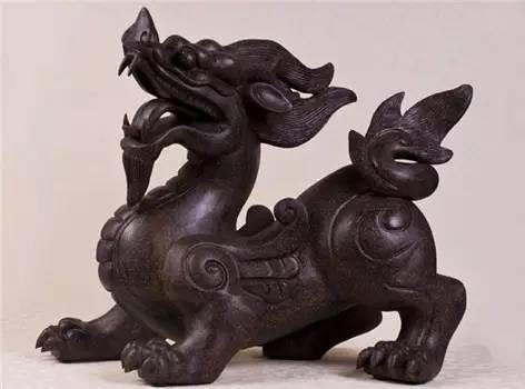 Ngoài ra, những người muốn kiếm được nhiều tiền cũng giữ Nhai Tí trong nhà dưới dạng vật trang trí. Để tăng sức mạnh của linh vật này, người ta có thể đặt một con dao cạnh nó...