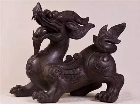 Ngoài ra, những người muốn kiếm được nhiều tiền cũng giữ Nhai Tí trong nhà dưới dạng vật trang trí. Để tăng sức mạnh của linh vật này, người ta có thể đặt một con dao cạnh nó...