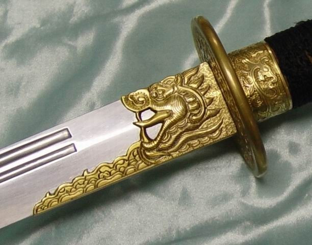 Vì thế hình tượng Nhai Tí thường được người xưa trang trí ở đốc, chuôi, khâu đao, kiếm… ngụ ý thị uy, làm tăng thêm sức mạnh và lòng can đảm của các chiến binh khi chiến đấu.