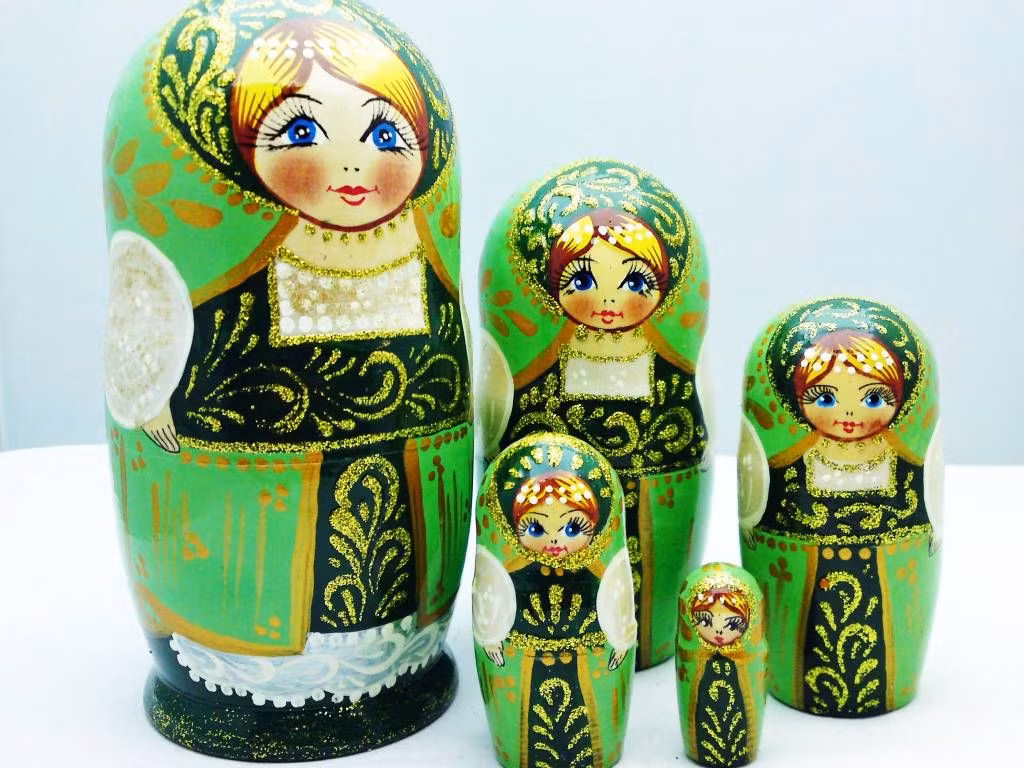 Năm 1900, những con búp bê của Malyutin và Zvyozdochkin được đưa đi dự Triển lãm thế giới ở Paris và nhận huy chương đồng của ban tổ chức. Không lâu sau đó, cơ sở sản xuất búp bê Matryoska đầu tiên hình thành ở Nga.