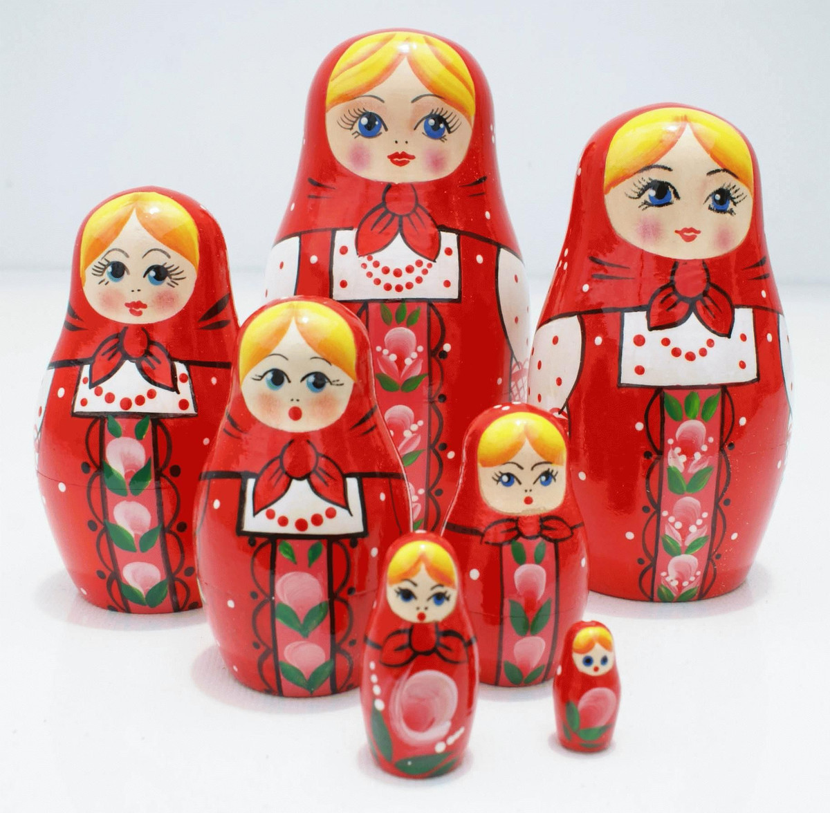 Búp bê Matryoshka xuất hiện vào cuối thế kỷ 19, khi nghệ nhân - nhà sản xuất búp bê Vasily Petrovich Zvyozdochkin cho sản xuất dòng búp bê này từ bản thiết kế của họa sĩ Sergey Vasilyevich Malyutin.