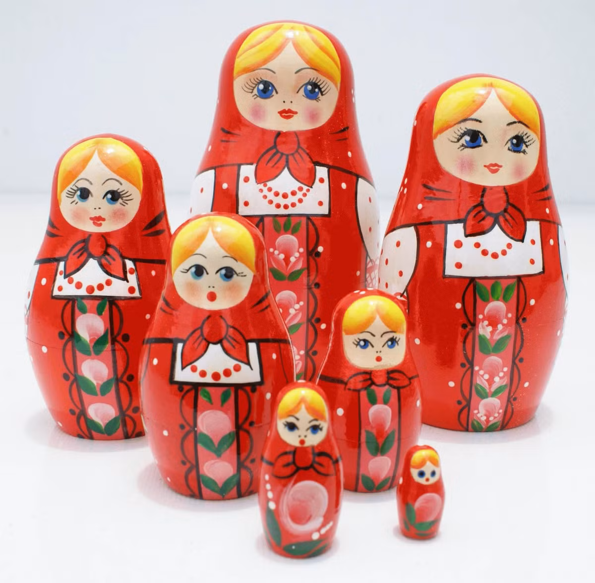 Búp bê Matryoshka xuất hiện vào cuối thế kỷ 19, khi nghệ nhân - nhà sản xuất búp bê Vasily Petrovich Zvyozdochkin cho sản xuất dòng búp bê này từ bản thiết kế của họa sĩ Sergey Vasilyevich Malyutin.