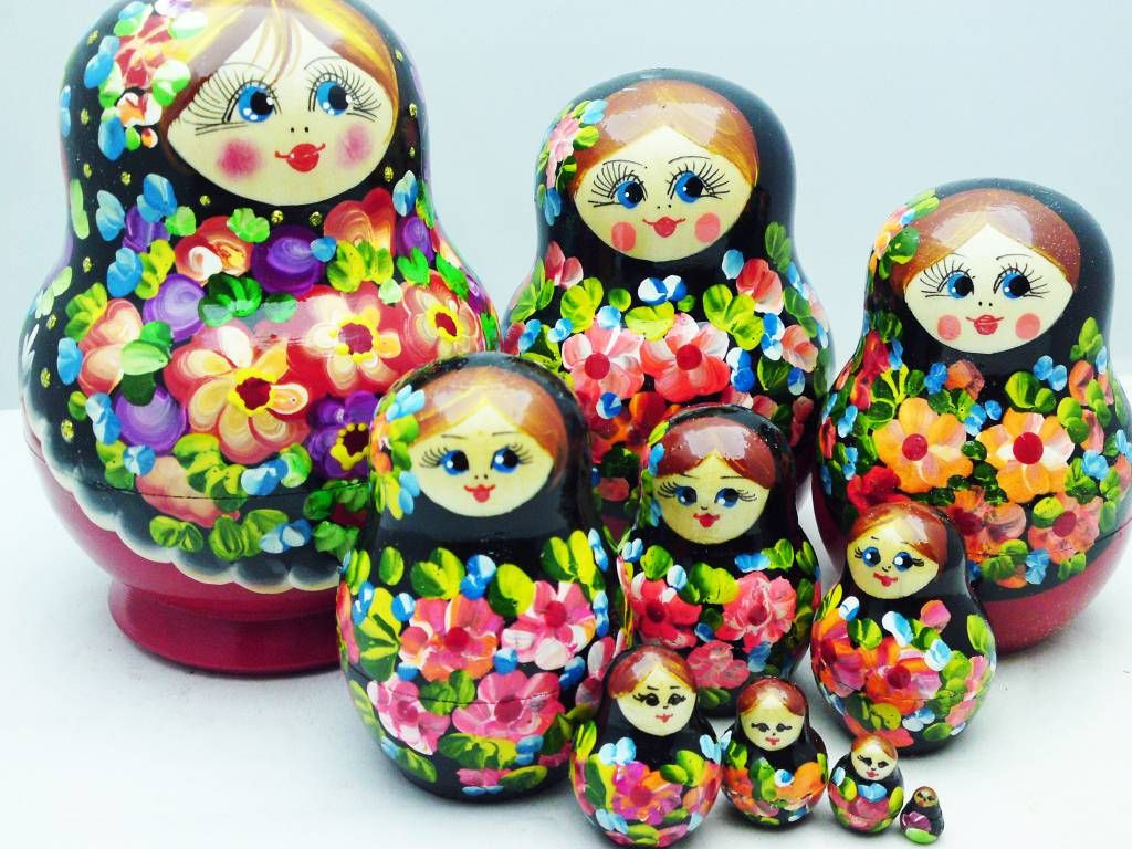 Tên gọi Matryoshka của những con búp này có nguồn gốc từ "Matryona", là cách gọi thân mật dành cho phái nữ trong tiếng Nga. Ngoài ra, búp bê Matryoshka cũng được gọi là “babushka", nghĩa là bà cụ, do thời xưa con lớn nhất trong bộ thường có hình bà cụ, còn con nhỏ nhất là em bé.