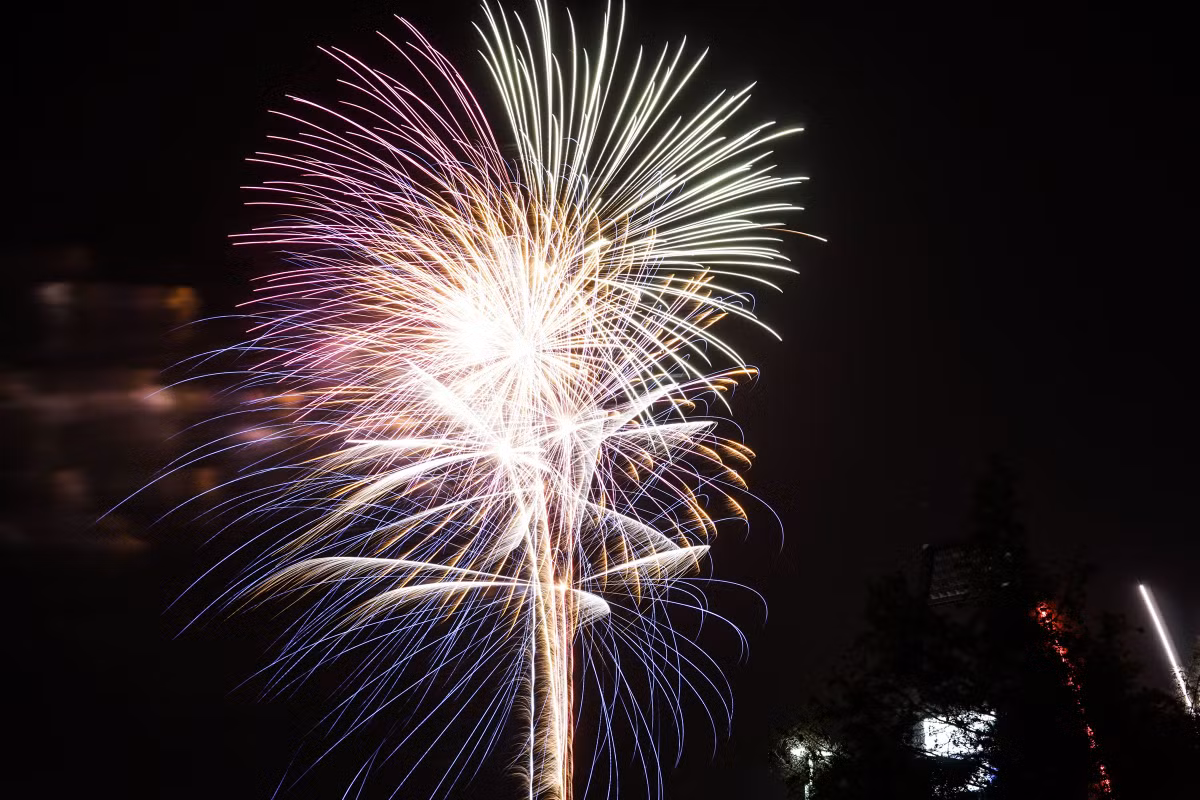 Kể từ đó, pháo hoa đã liên tục được cải thiện dựa trên những thành tựu khoa học mới, để chúng ta có thể chiêm ngưỡng những màn trình diễn trên bầu trời mãn nhãn như ngày nay...