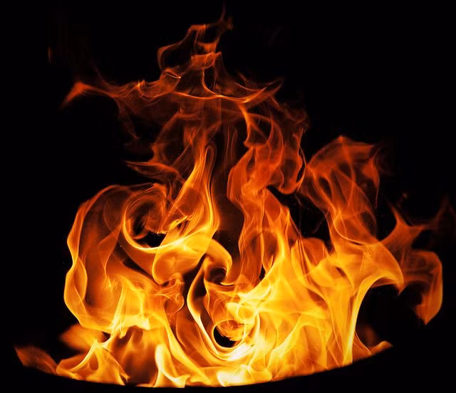 Từ thời nhà Hán, cư dân Trung Hoa đã hình thành tập tục ném thanh tre tươi vào đống lửa trong ngày Tết nhằm hù dọa Niên quỷ và các linh hồn khác, mong sự hạnh phúc và thịnh vượng sẽ đến với mọi người trong năm mới. Tập tục này đã được duy trì trong hàng thiên niên kỷ.