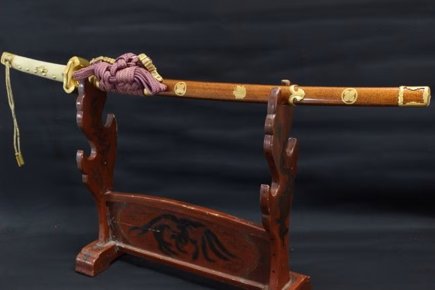 Ở Nhật Bản ngày nay, kiếm tachi vẫn được sản xuất song hành với kiếm katana, nhưng tên tuổi của nó mờ nhạt hơn nhiều so với "hậu bối" của mình...