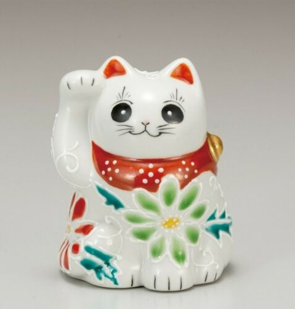 Một ngày, lãnh chúa Nakaota Ii trên đường đi săn bỗng gặp cơn giông đã dừng chân trú dưới một cây cổ thụ gần đền. Trong lúc đứng ở đây, ông thấy một con mèo - chính là mèo Tama - giơ chân trước lên vẫy vẫy như mời ông vào đền.