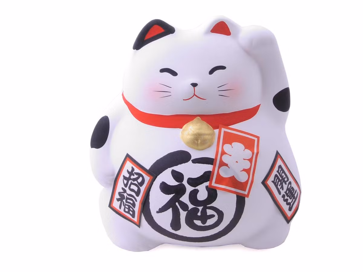 Nguồn gốc của Maneki-Neko được biết đến qua giai thoại về một ngôi đền có tên là Gotokuji. Theo đó, vào khoảng thế kỷ 17, có một thầy tu nghèo sống trong ngôi đền nhỏ ở Edo (Tokyo). Dù cuộc sống khá khổ sở, ông vẫn chia sẻ phần ăn cho chú mèo cưng tên Tama.