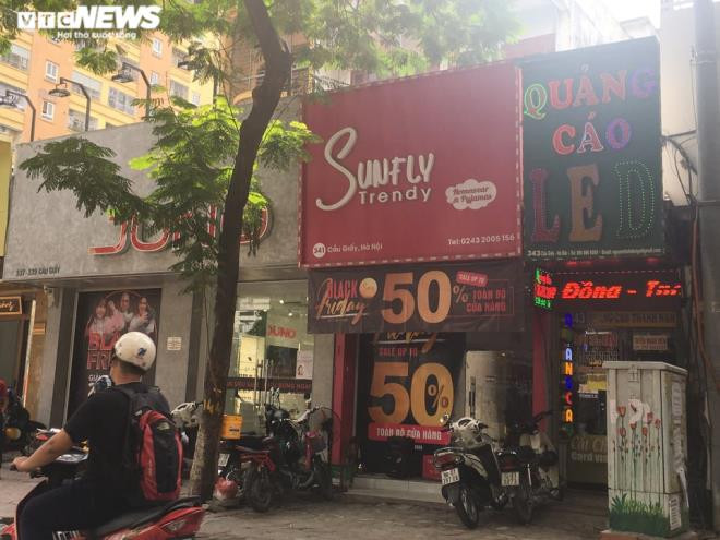 Các mức giảm giá được đưa ra vô cùng hấp dẫn, lên tới 50%. Thậm chí có những cửa hàng còn khuyến mại lên đến 70, 80%. Thế nhưng dường như năm nay mức ưu đãi khủng này cũng không khiến người tiêu dùng hứng thú với việc mua sắm.