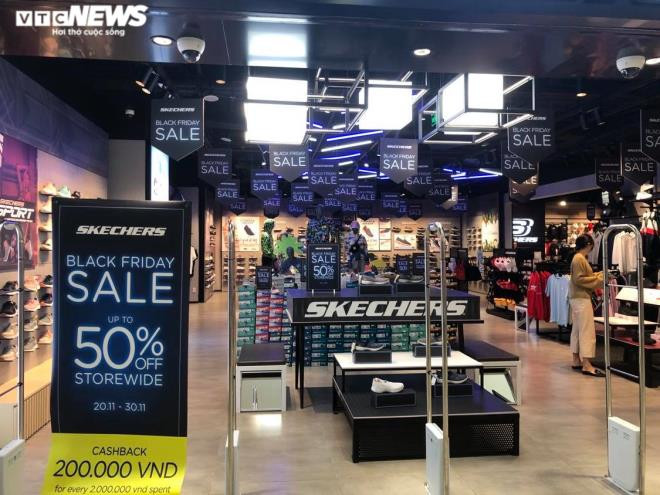 Để tăng thêm sức hấp dẫn thu hút người mua, nhiều thương hiệu thời trang cao cấp còn đưa ra các chương trình khuyến mại kéo dài trong nhiều ngày. Nhưng vẫn không làm tình hình kinh doanh khả quan hơn.