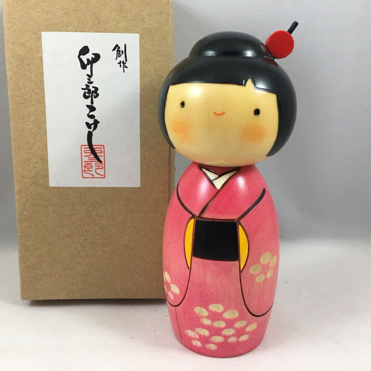 Trong các gia đình Nhật Bản, Kokeshi được coi là biểu tượng cho sự an lành, có vị trí như một thành viên trong gia đình. Người ta tin rằng những đứa trẻ chơi với những con búp bê này sẽ được che chở và luôn khỏe mạnh.