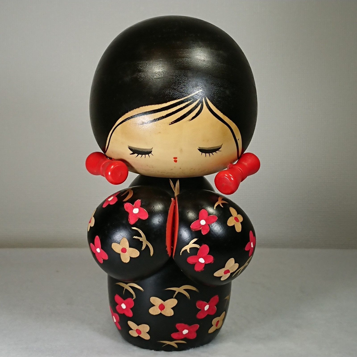 Không chỉ là một món đồ chơi, búp bê Kokeshi còn ẩn chứa những ước nguyện thiêng liêng trong cuộc sống của người Nhật.