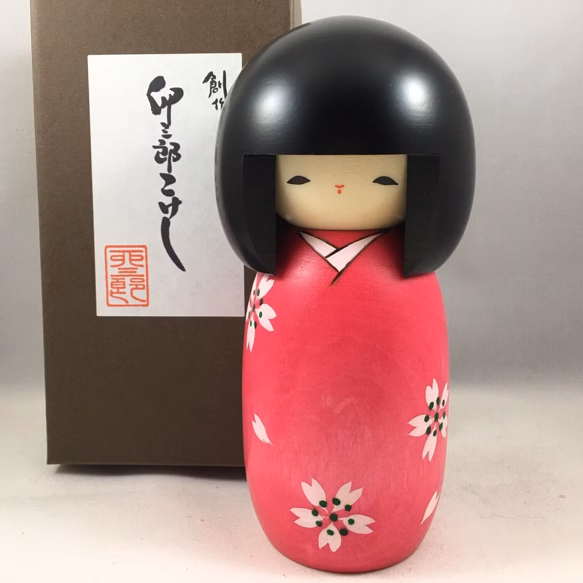 Vật liệu làm Kokeshi phổ biến là gỗ cây muzuki, loại cao cấp hơn làm từ gỗ anh đào. Ngoài ra, gỗ cây phong Nhật Bản cũng được sử dụng để chế tác loại búp bê này.