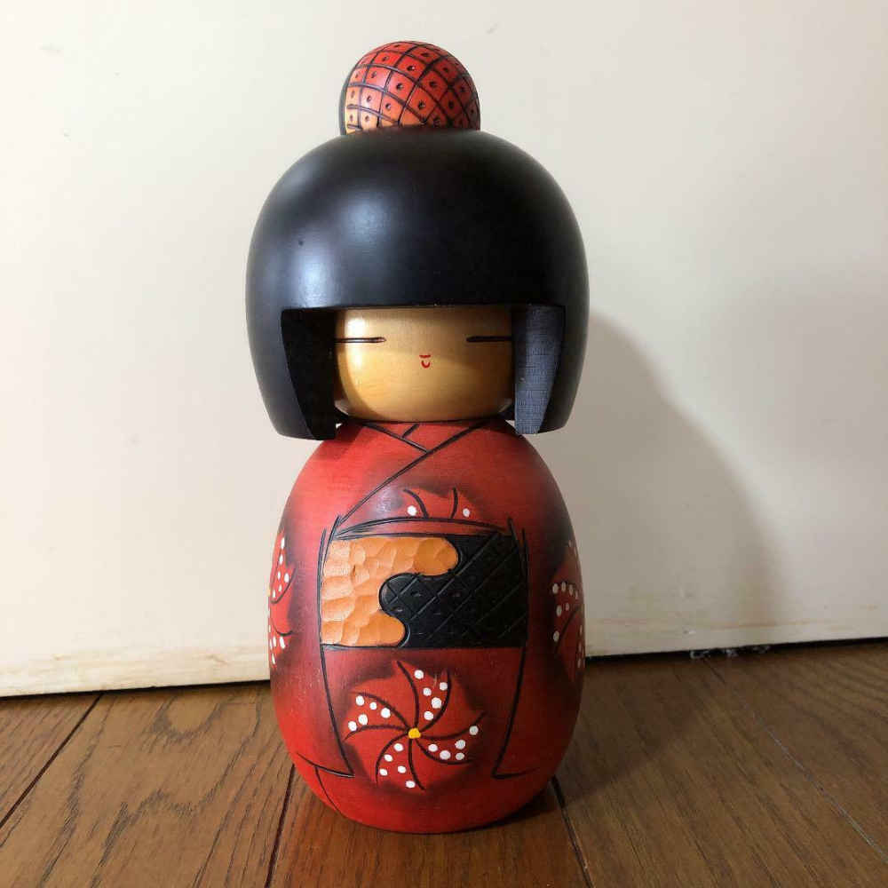 Búp bê Kokeshi có phần thân mang hình dạng một khúc cây đơn giản, không có tay chân, phần đầu lớn, có vẽ mặt đơn giản bằng một vài vạch sơn mỏng.