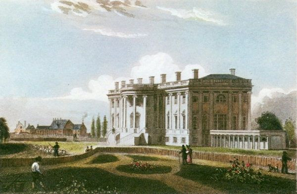 Đến năm 1825, cổng trước cổng sau của tòa nhà được xây dựng thêm. Những cánh cổng này cũng chịu ảnh hưởng từ các dinh thự nổi tiếng ở Ireland.