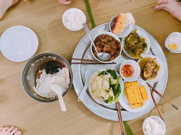 Me chong nho con dau cam com, chay khet noi dinh luon vao ghe-Hinh-3