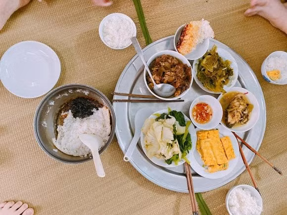 Me chong nho con dau cam com, chay khet noi dinh luon vao ghe-Hinh-3