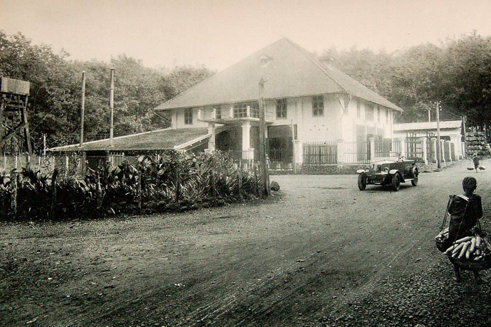 Phần lớn xe hơi ở Việt Nam thời thuộc địa được dùng cho giao thông công cộng. Ở xứ Nam Kỳ năm 1921 có 245 công ty giao thông công cộng với 649 xe ô tô.