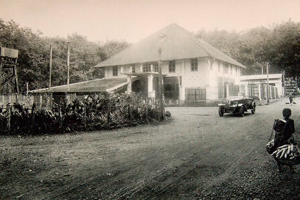 Phần lớn xe hơi ở Việt Nam thời thuộc địa được dùng cho giao thông công cộng. Ở xứ Nam Kỳ năm 1921 có 245 công ty giao thông công cộng với 649 xe ô tô.