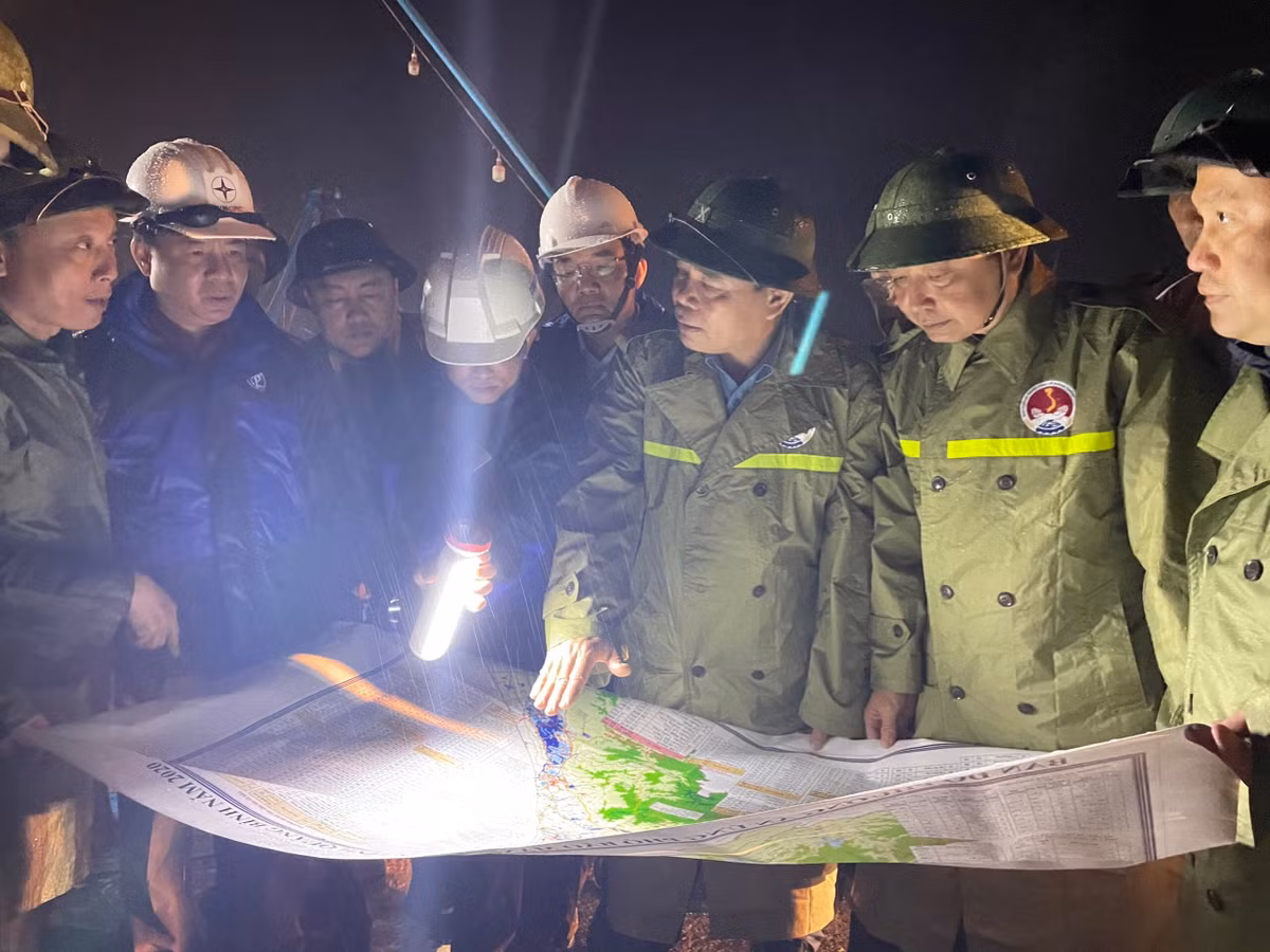 Bo truong Bo NN&PTNT: Bao so 13 rat manh, di nhanh