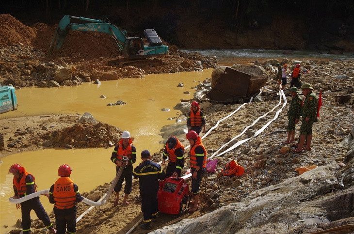 Tiep tuc no luc tim kiem 11 nan nhan con lai tai Rao Trang 3