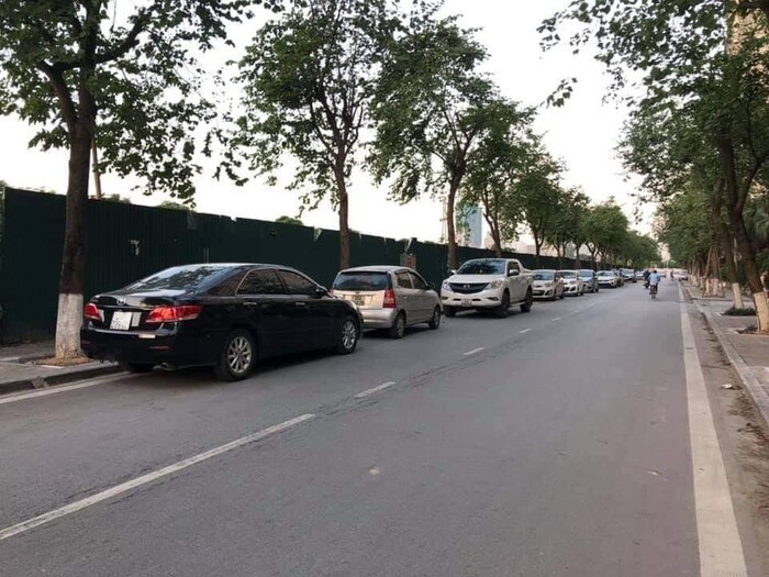 Nhieu oto bi xit son khi do trong khu do thi o Ha Noi-Hinh-2