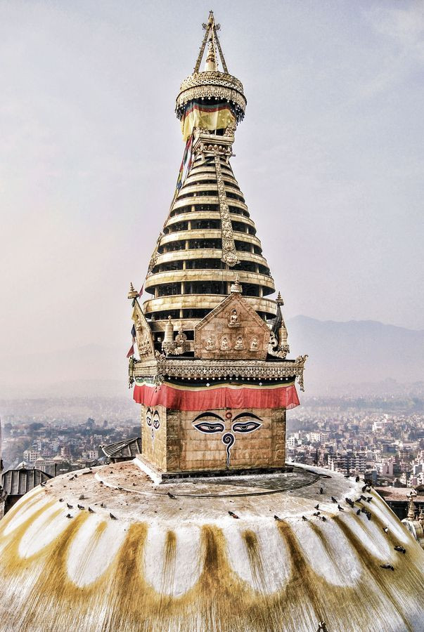 Đôi mắt Phật nhìn vào muôn người, như lời nhắc nhở rằng họ phải thức tỉnh kịp thời mỗi khi ác niệm hình thành. Đó là con đường để trở thành người giác ngộ giống như Đức Phật.